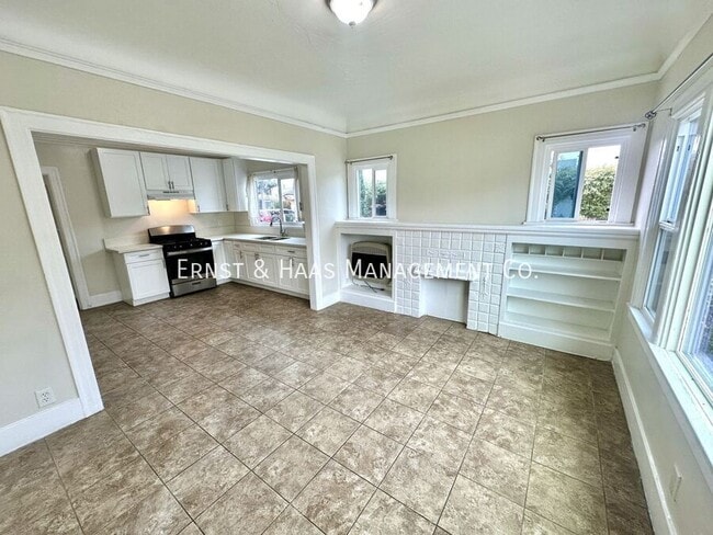 Building Photo - 702 E Burnett St