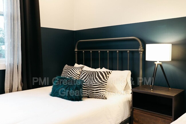 Building Photo - 11 N Hill St