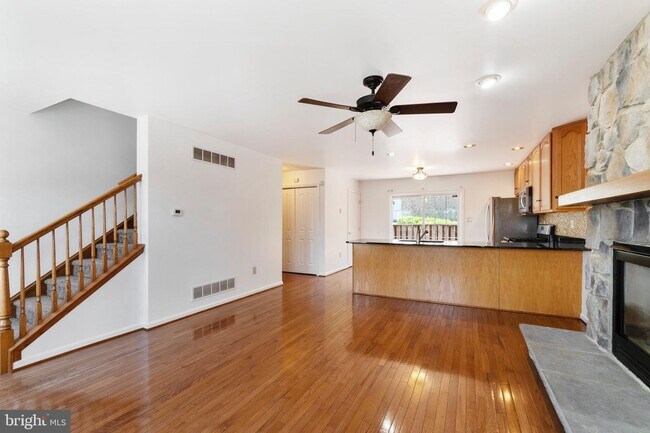 Building Photo - 245 Ripka St