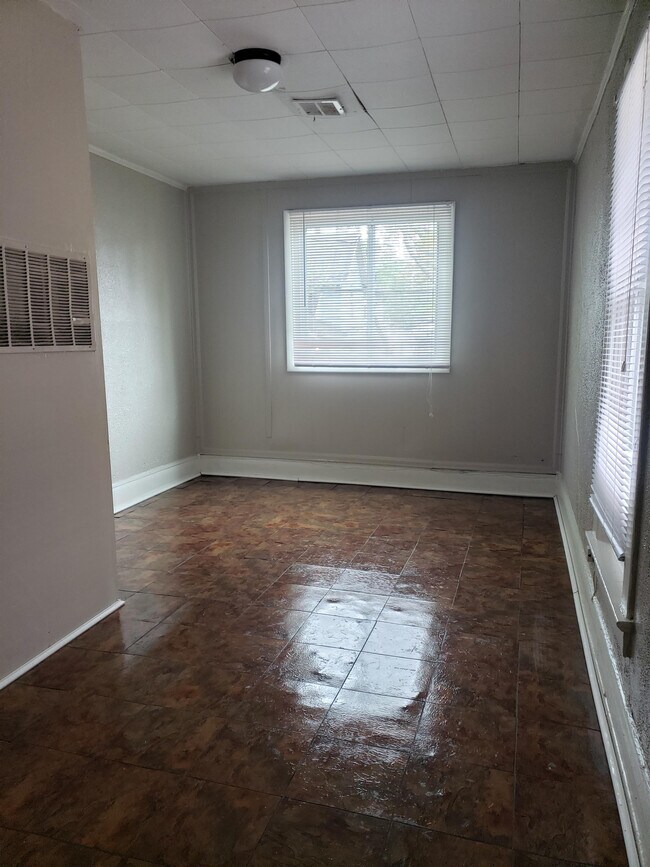 Building Photo - 137 Gibbons St