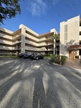 Building Photo - 1811 Sabal Palm Dr
