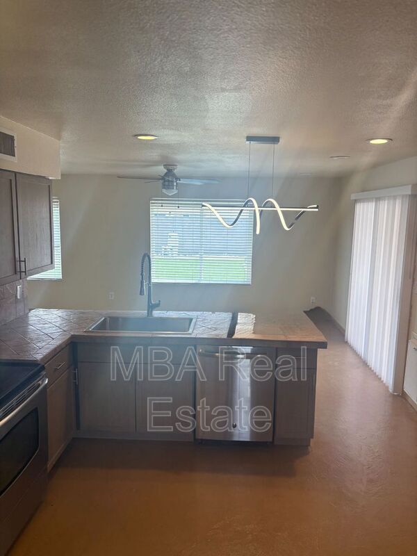 Building Photo - 4027 E Windrose Dr