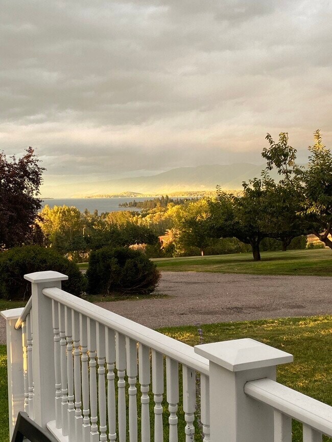 Foto del edificio - 1613 Hillcrest Dr