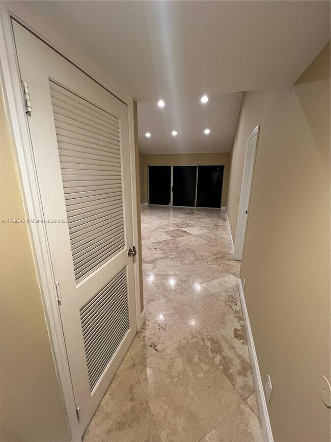 Foto del edificio - 8871 Wiles Rd