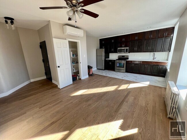 Building Photo - Sunny Lofted 4BR 1BA in Massive Renovated ...