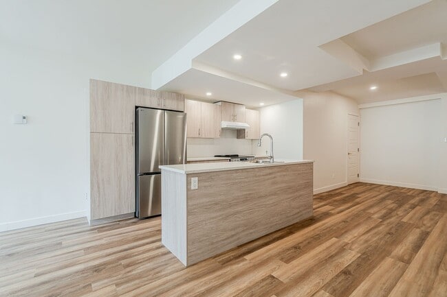 Building Photo - 7081 R. Saint-Denis