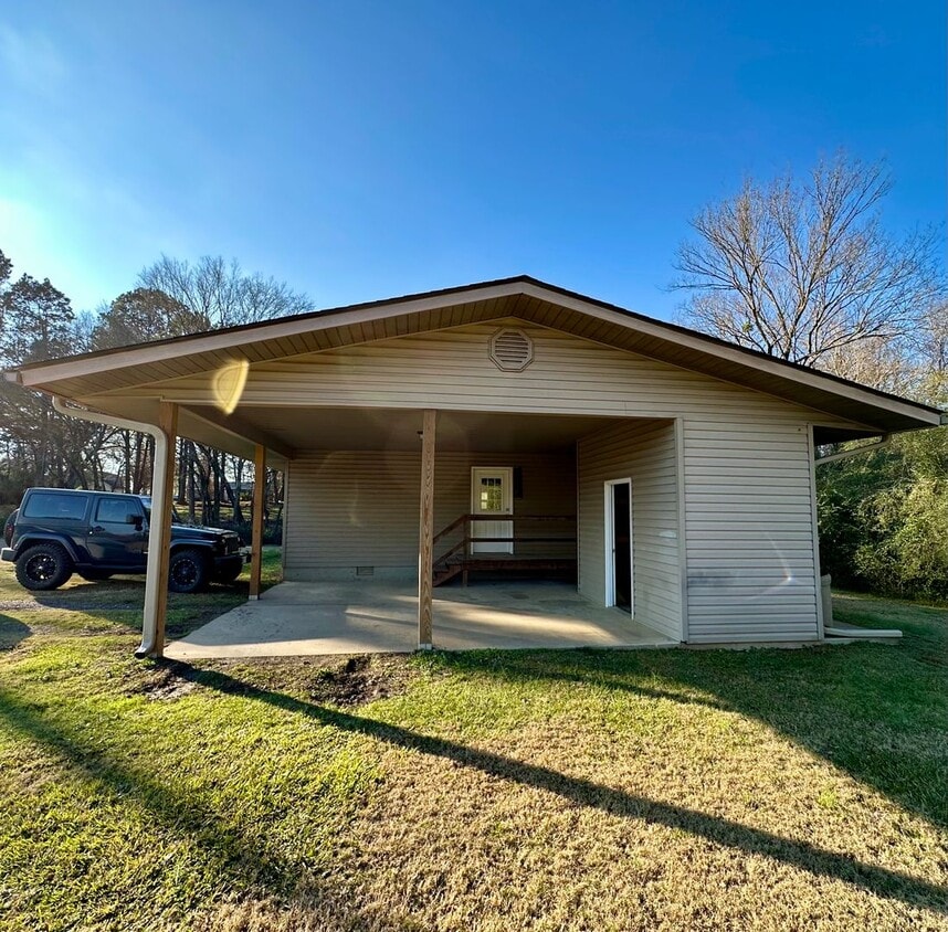 Foto principal - Welcome to this charming 2-bedroom, 1-bathroom home located in the heart of Dover, AR.
