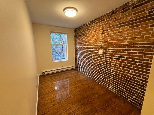 Building Photo - 76 Tyler St