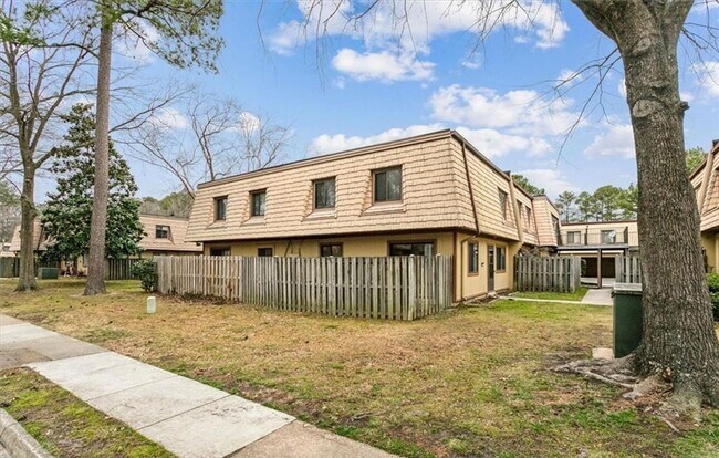 Foto del edificio - Remodeled Townhouse Ready for A New Tenant