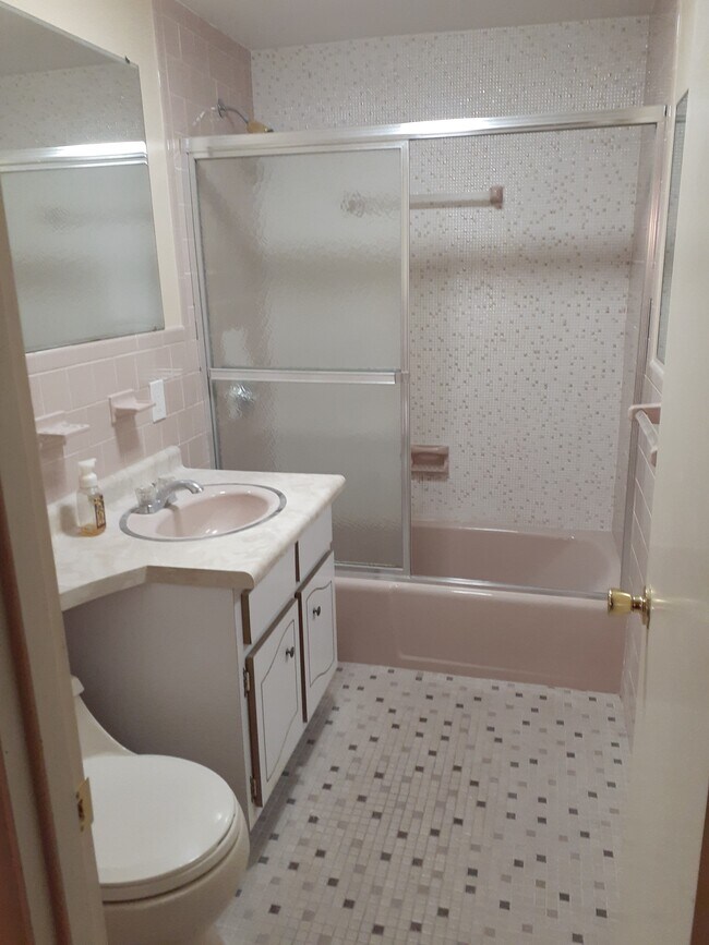 201 Hoffman Ave Unit 25, Cranston, RI 02920 Condo for Rent in