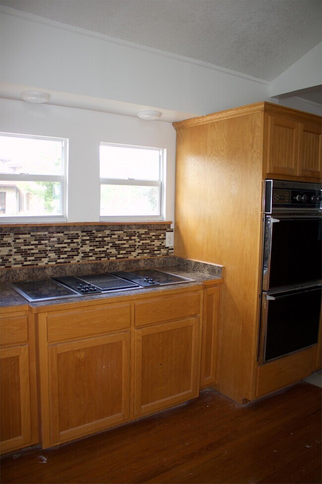 Building Photo - 1112 W New Hampshire St