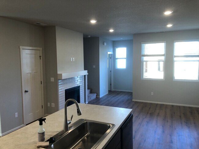 Foto del edificio - $500 OFF FIRST MONTHS RENT! Beautiful 3 be...
