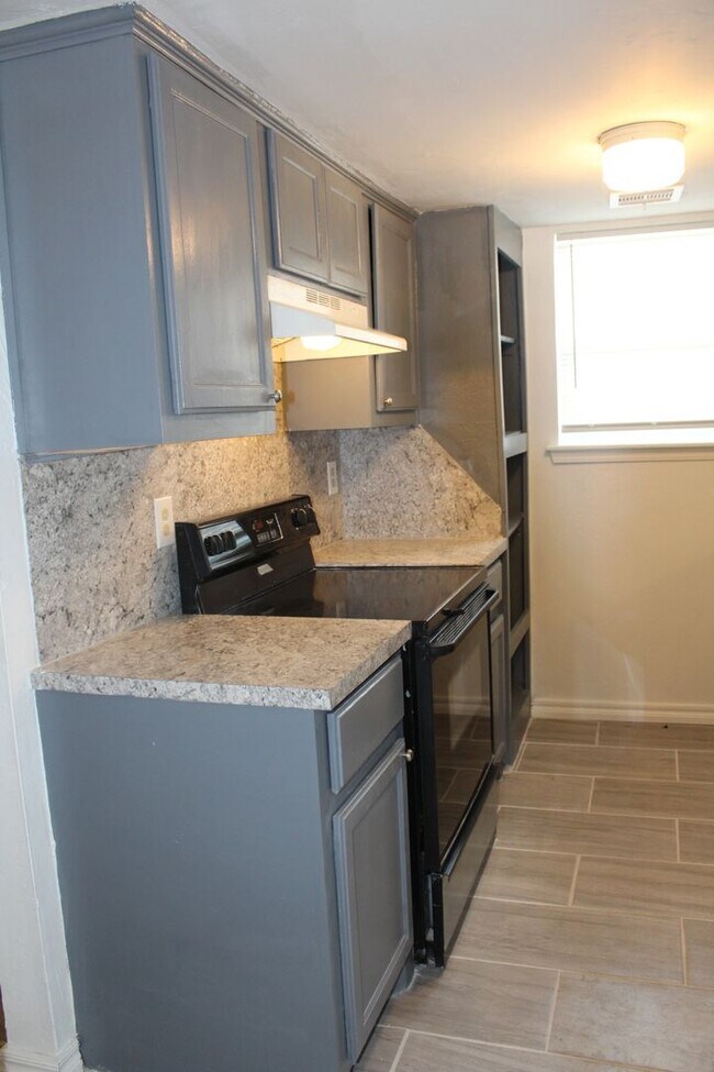 Building Photo - 2 bed & office on the South Side!