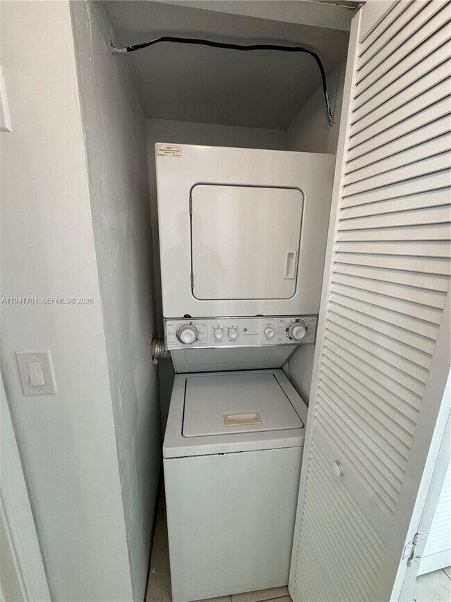 Foto del edificio - 4840 N State Rd 7