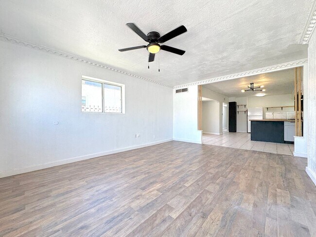 Building Photo - Central El Paso 2bed/1.5bath REFRIG A/C!