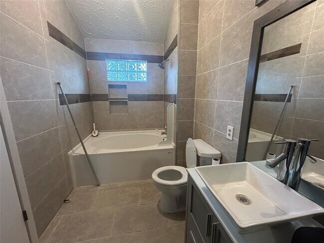 Building Photo - 24018 Farm Hill Dr