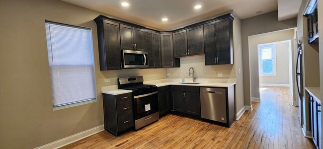 Building Photo - Albany Park rehabbed 2 bedroom close to Metra station.