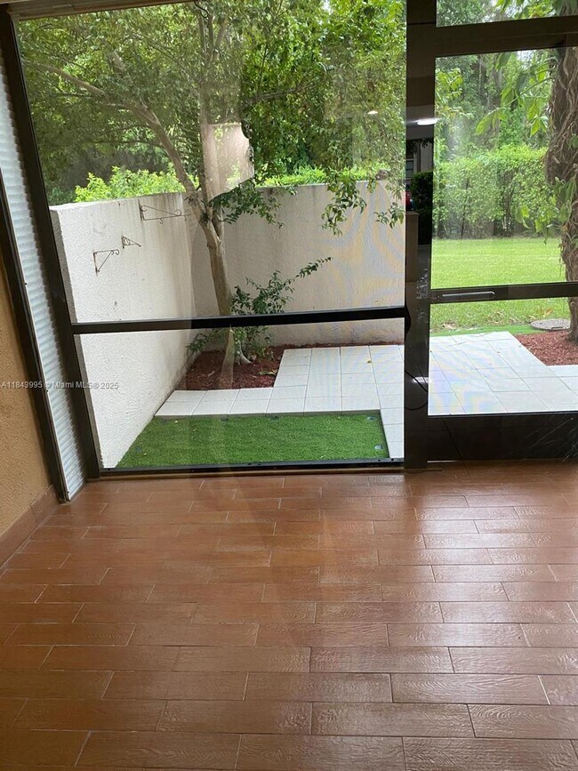 Foto del edificio - 8411 Forest Hills Dr