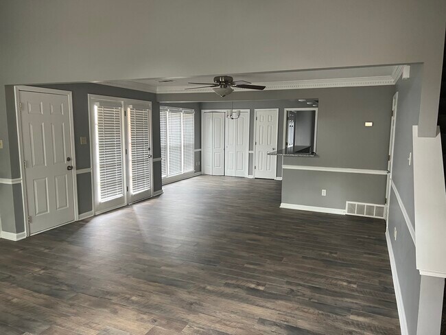 Building Photo - 4030 Rolling Green Dr