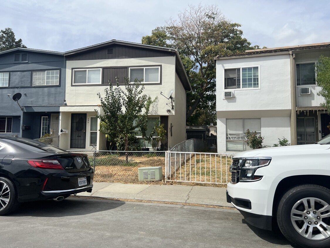 Building Photo - 899 Palm Cir