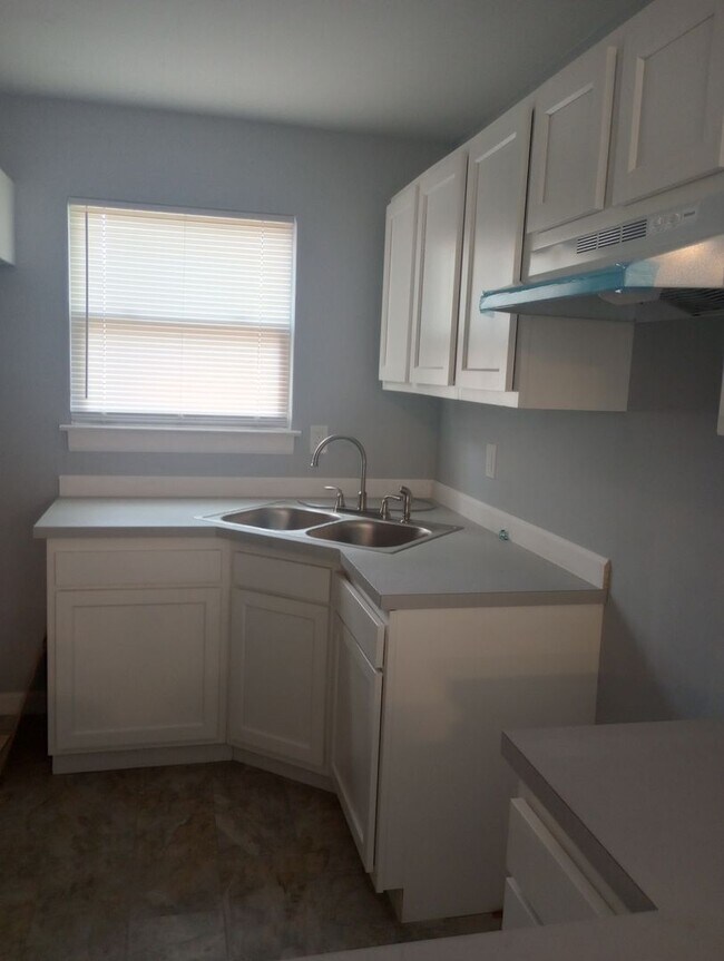 Building Photo - Beautiful  Remodeled Spacious 3-Bedroom Ho...