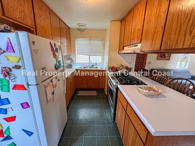 Building Photo - AVAILABLE AUGUST - Charming Cottage in Los...