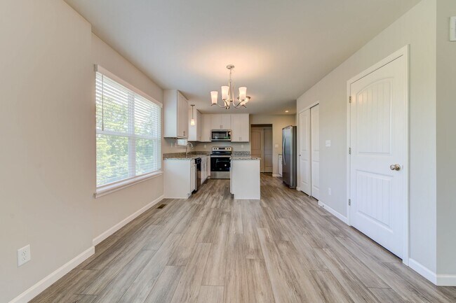 Foto del edificio - Beautifully Custom Crafted 2-Story Home 3 ...
