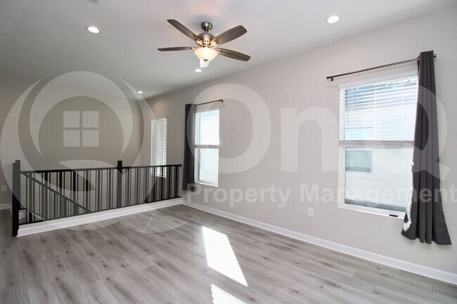 Foto del edificio - 4855 E Village Dr