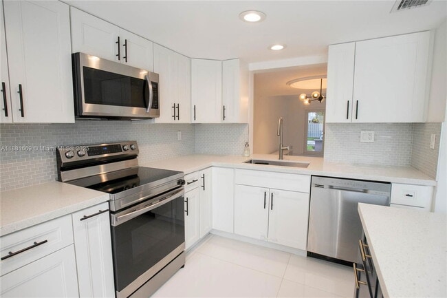 Foto del edificio - 2714 NE 8th St