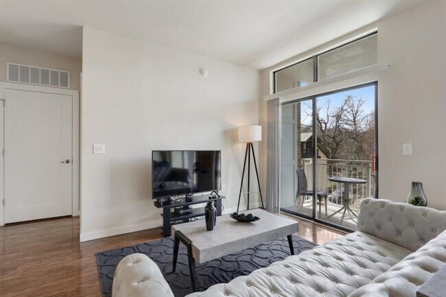 Foto del edificio - 299 N Highland Ave NE