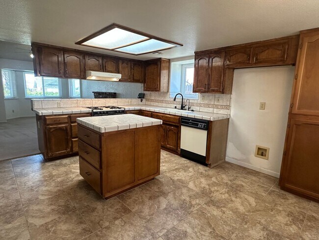 Foto del edificio - COMING SOON Hurry!!