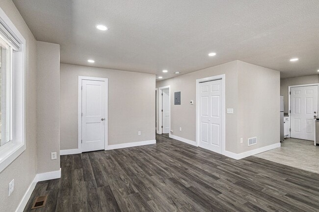 Building Photo - Hale neighborhood duplex w/large patio for...