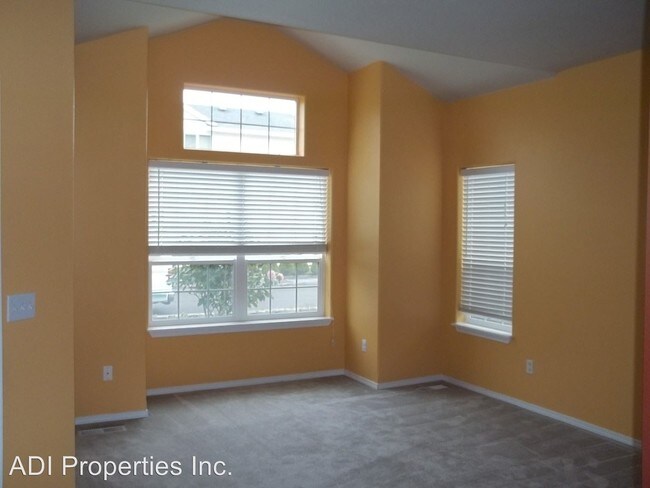 Building Photo - 61 SW Horton Way
