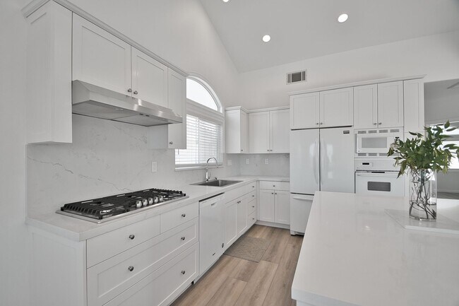 Building Photo - Beautiful Ocean View Townhome with Remodel...