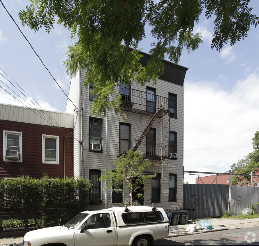 Building Photo - 30 Huntington St