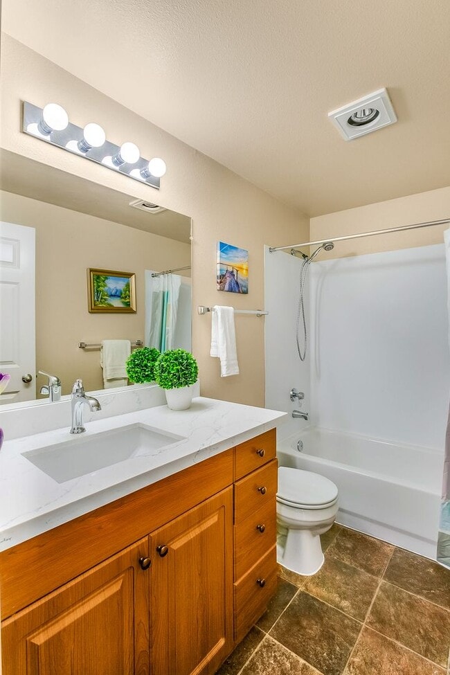 Building Photo - Beautiful Top Floor 2 Bed 2 Bath Condo in Factoria