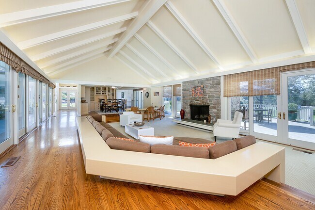Foto del edificio - 2700 Hillcrest Dr