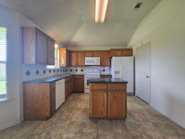 Foto del edificio - NEW IN MANAGEMENT - AVAILABLE NOW!