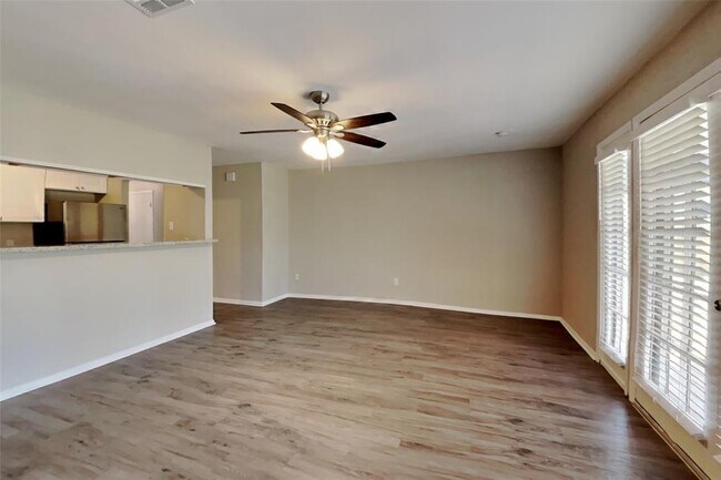 Foto del edificio - 3419 Shadowcrest Ln