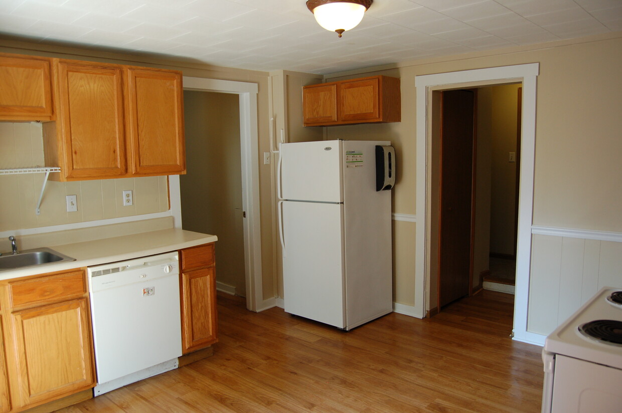 walk into kitchen from street, RM 1 off kitch - 775 Beech St