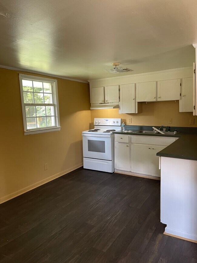 Building Photo - 2 BED/1 BATH HOUSE