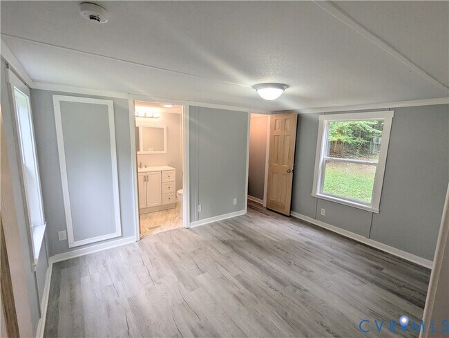 Foto del edificio - 5959 Derwent Rd