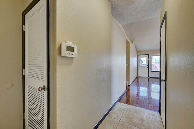 Building Photo - $2,100.00 - 3 bedroom, 2 bathroom, Single ...