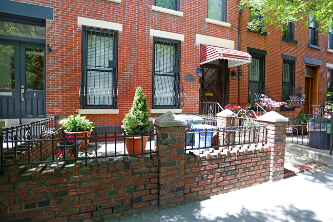 Building Photo - 532 Clinton St