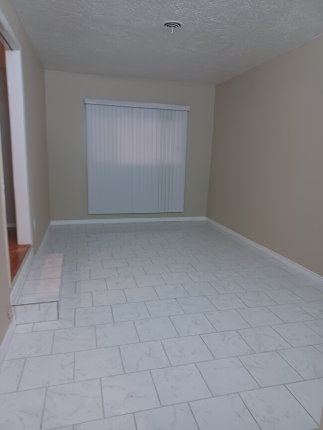 Building Photo - 208 Acoma Dr