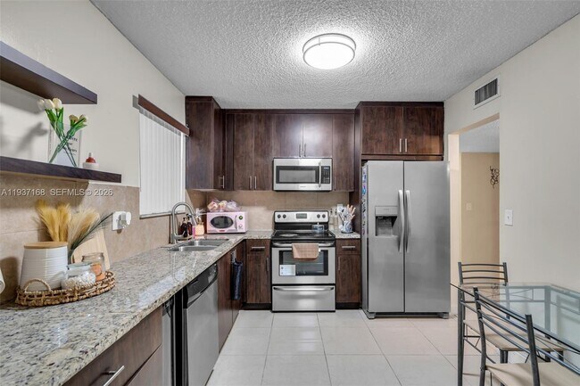 Foto del edificio - 451 Ives Dairy Rd