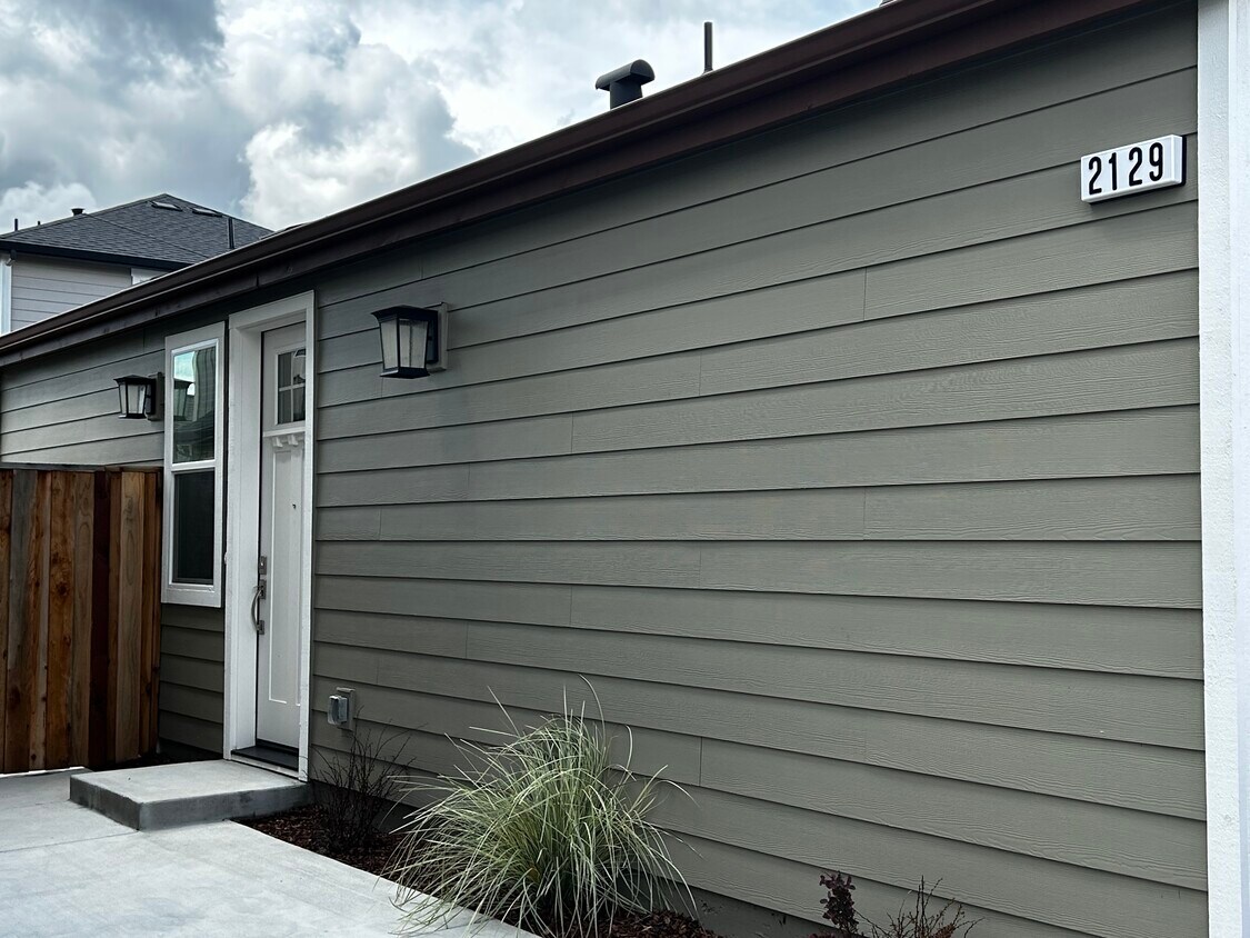 Foto principal - 2129 Dennis Ln