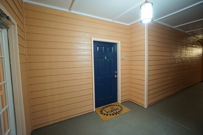 Foto del edificio - 1-Bed, 1-Bath Condo in South Tampa