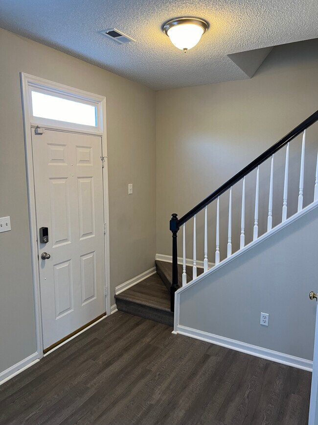 Building Photo - 8415 Bedford Green Ln