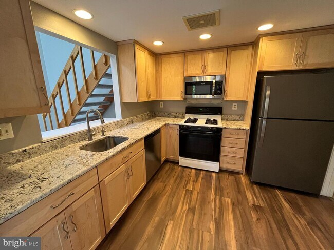 Building Photo - 606 Mountainview Dr